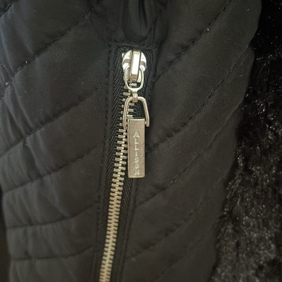 Peter Nygard black zippered vest with front pockets and faux fur collar. XL - Picture 6 of 10